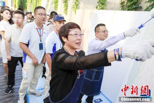 中國涂料工業(yè)協(xié)會會長孫蓮英、阿克蘇諾貝爾中國及北亞區(qū)總裁、阿克蘇諾貝爾裝飾漆中國及北亞業(yè)務(wù)集團董事總經(jīng)理郭振華體驗多樂士墻面煥新藝術(shù)